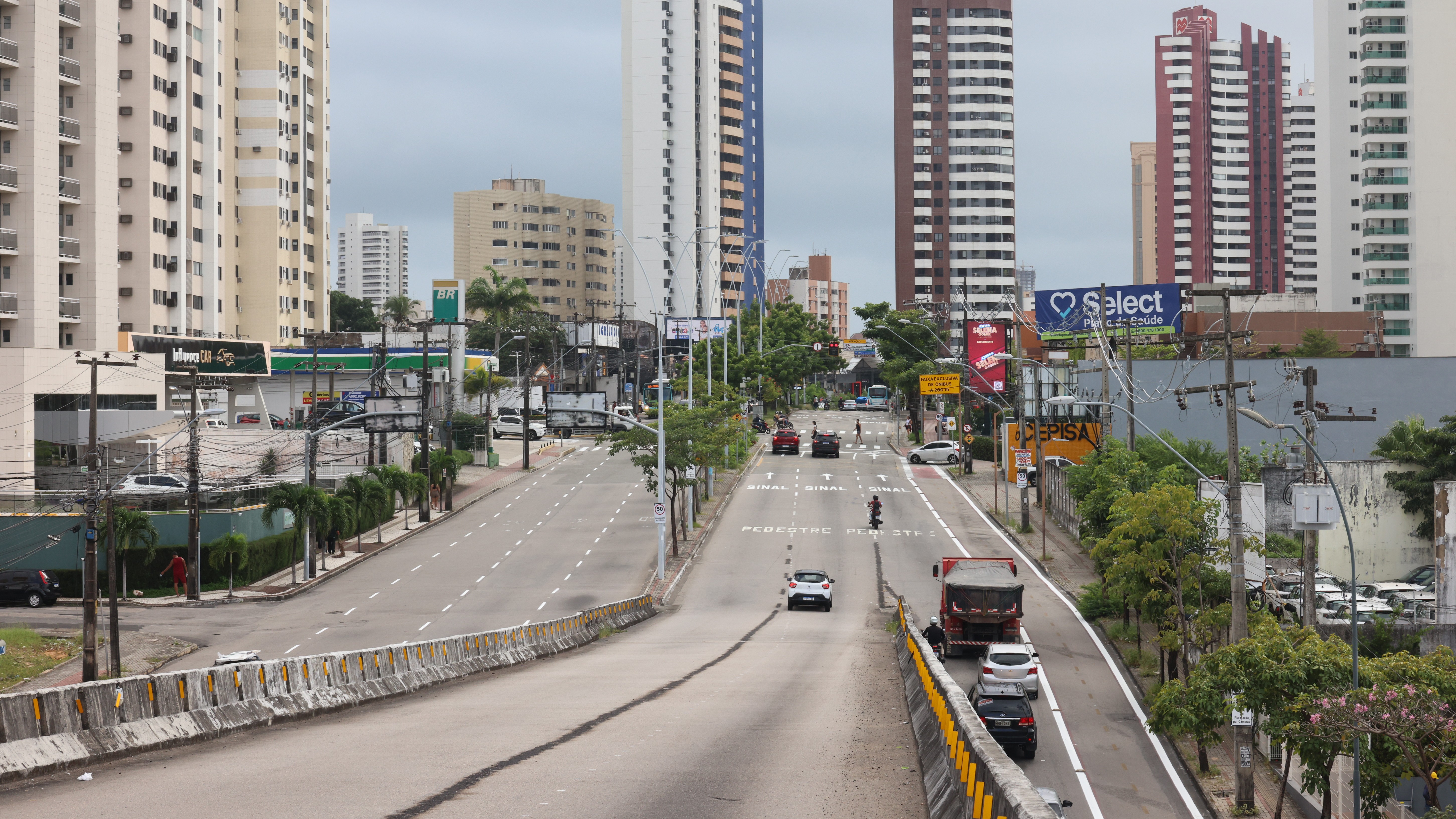 a imagem mostra a pista de descida do viaduto da antônio sales no sentido do parque do cocó